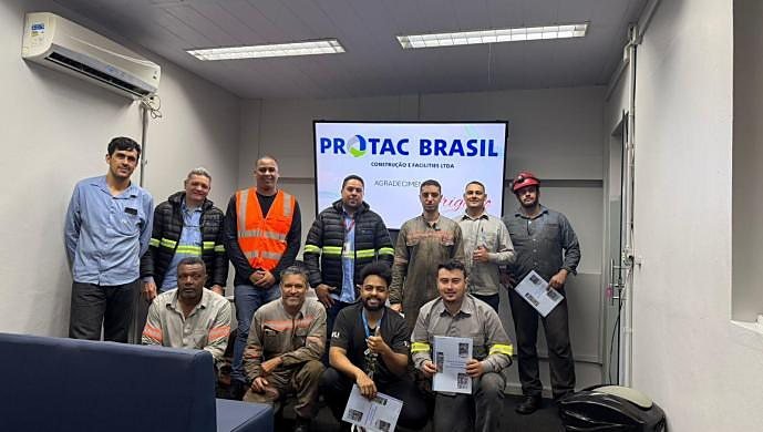 Equipe da PROTAC Brasil reunida no escritório