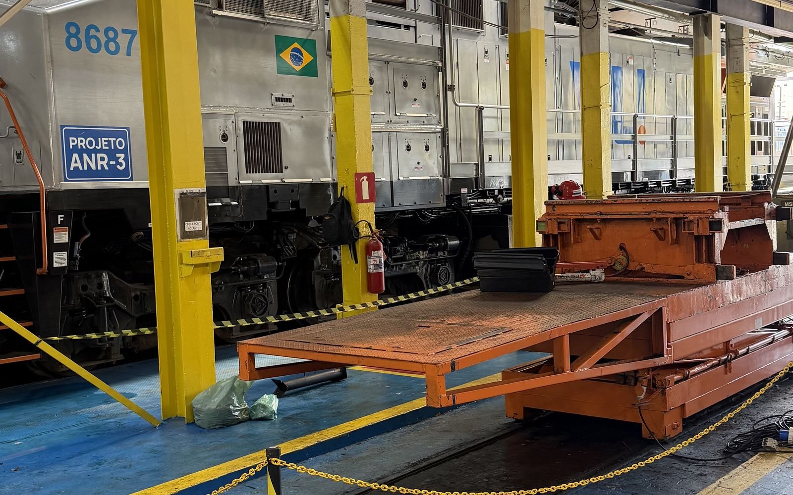 Mesa de manutenção na oficina de vagões
